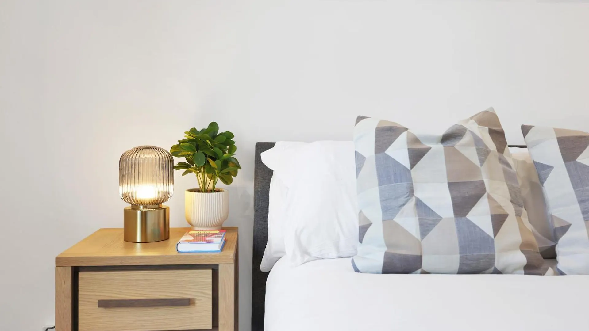 1 Bedroom Apartment Short Term Rental & Flexible Renting Hackney With Free Wifi London