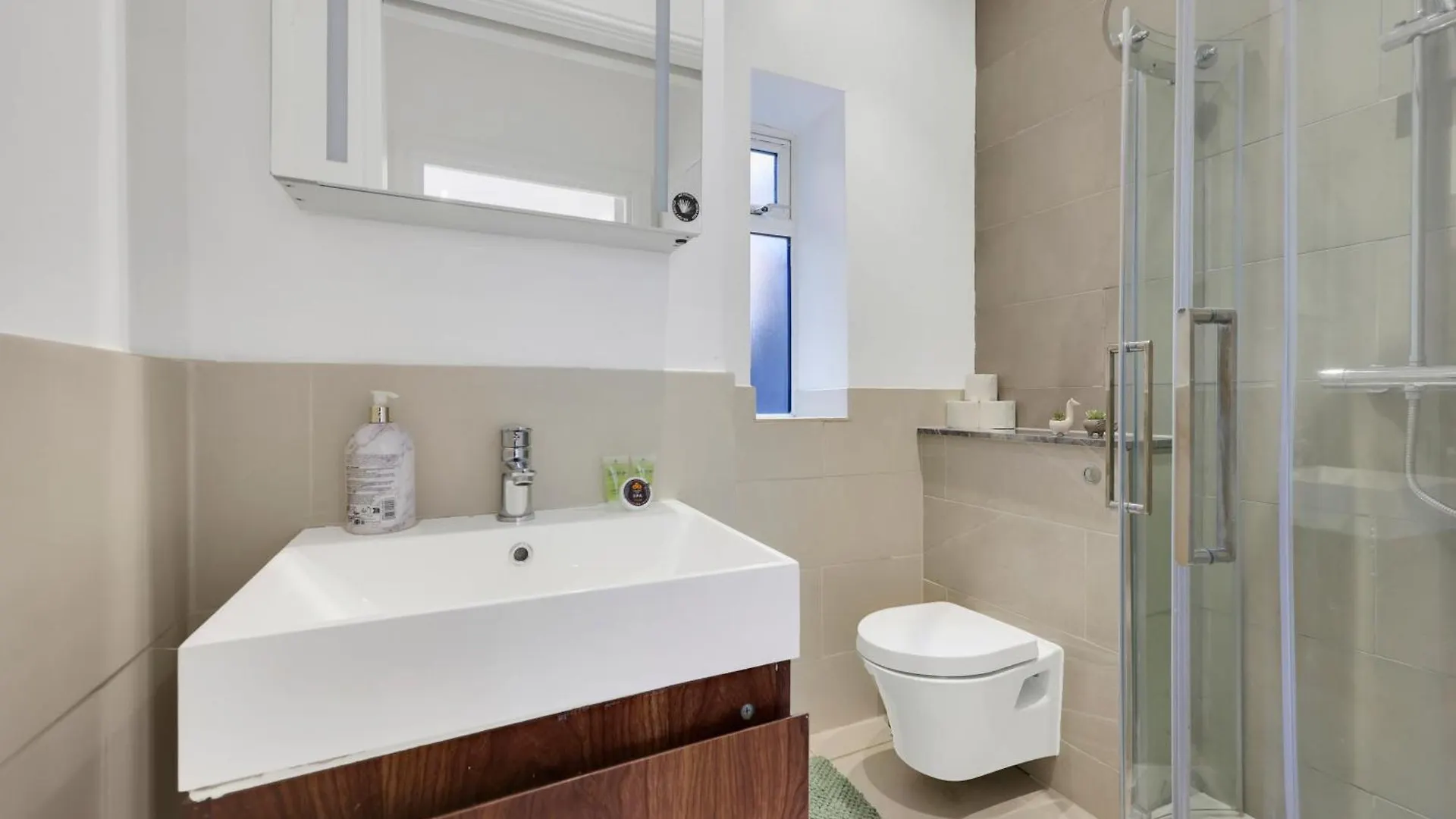 1 Bedroom Apartment Short Term Rental & Flexible Renting Hackney With Free Wifi London 0*,